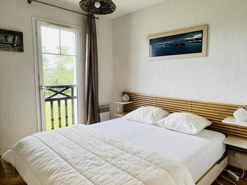 康博莱班Appartement Cambo-les-Bains, 2 pièces, 2 personnes - FR-1-495-87的卧室配有一张大白色床和窗户