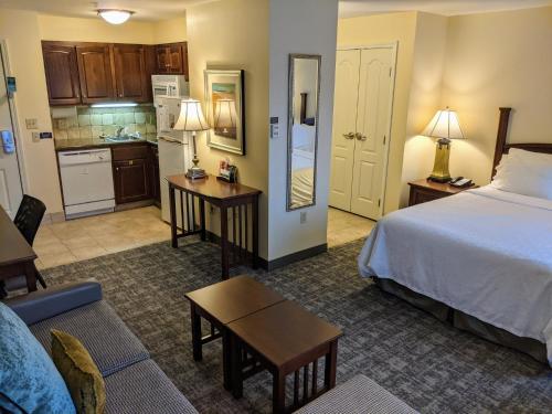 卡梅尔印第安纳波利斯-卡梅尔住桥套房的酒店客房带一张床和一个厨房