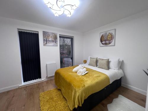 伯明翰Luxury Birmingham City Centre Palace的一间卧室配有一张黄色毯子床