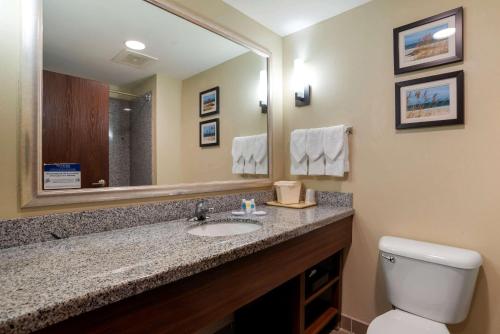 弗利弗利北部湾岸康福特套房酒店的一间带水槽、镜子和卫生间的浴室