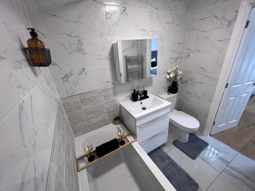 伯明翰Luxury Birmingham City Centre Palace的白色的浴室设有水槽和卫生间。