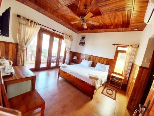 富国Viet Thanh Resort的一间卧室配有一张床和吊扇