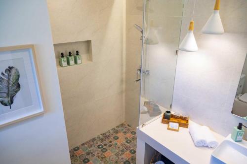普拉兰大安塞区印度洋旅舍的带淋浴和盥洗盆的浴室