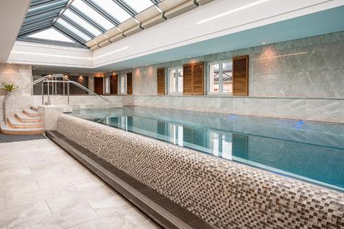 日内瓦日内瓦贝尔格四季酒店的一座带室内游泳池的别墅内的游泳池