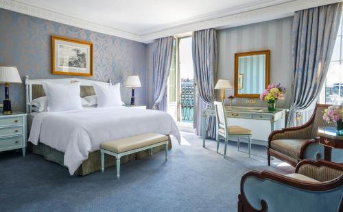 日内瓦日内瓦贝尔格四季酒店的一间卧室配有一张床、一张书桌和一面镜子