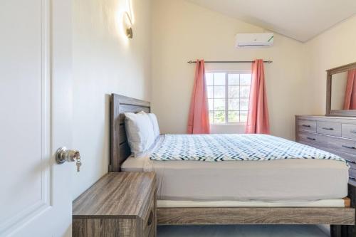 迪斯卡弗里贝Brand New - Bungalow - Ocean View - Discovery Bay的一间卧室设有一张床和一个窗口