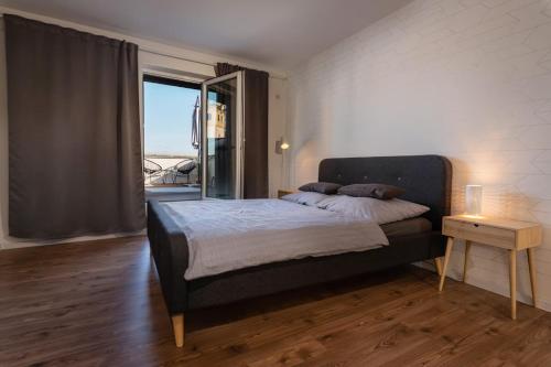 班斯卡-比斯特里察Apartmán pod Vežou 2的一间卧室设有一张床和一个大窗户