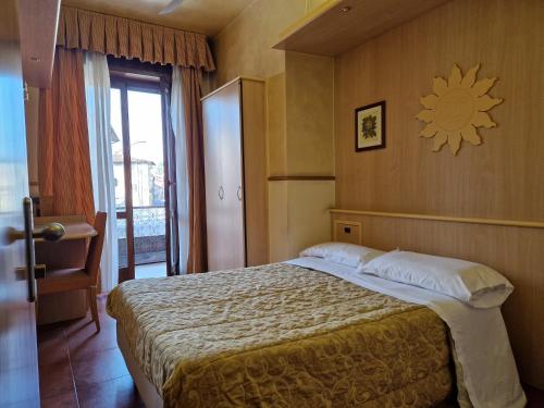 博尔特伊略Hotel San Giorgio的一间卧室,卧室内配有一张大床