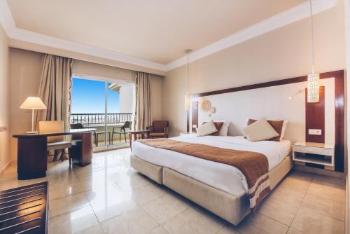 马赫迪耶Iberostar Selection Royal El Mansour的酒店客房设有一张大床和一张书桌。