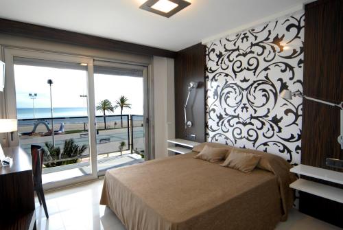 佩尼斯科拉艾斯特瑞拉德尔马尔酒店的一间卧室配有一张床,享有海景