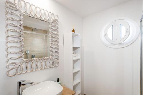 班斯卡-比斯特里察Apartmán pod Vežou 1的白色的浴室设有镜子和水槽
