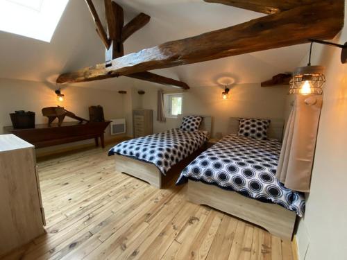 Gîte Val-de-Bonnieure, 3 pièces, 4 personnes - FR-1-653-214的铺有木地板的客房内的两张床