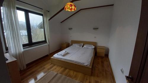 布雷亚扎Breaza - Grădina Ascunsa的一间小卧室,配有床和窗户