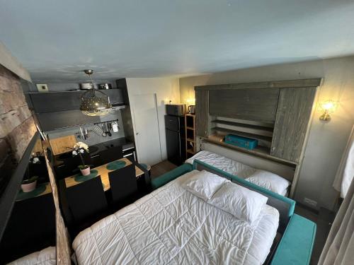 蒂涅Appt 123 Home Club Tignes的卧室享有高空美景,配有一张床和一张书桌
