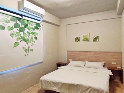 花莲市翼想旅宿-2022營運車站前花蓮民宿的一间卧室设有一张床和一个窗口