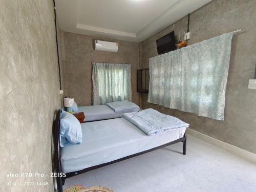 功孟海滩Da-Kanda Boutique的一间卧室设有两张床和窗户。