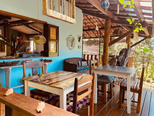 伊尔哈德博伊巴CASA AITI, ex-Casa da Cris e Paulo的用餐室配有木桌和椅子
