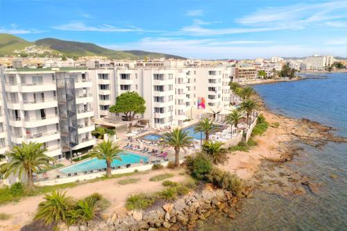 伊维萨镇Apartamentos Vibra Jabeque Soul-3SUP的享有度假村和水域的空中景致