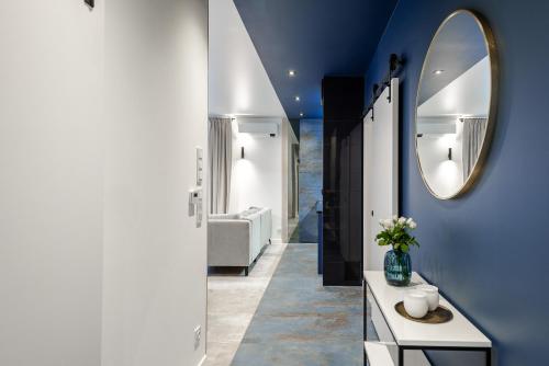 耶莱尼亚古拉Apartament Blue Moon的浴室设有蓝色的墙壁和镜子