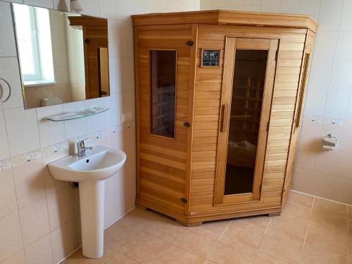 PodgortsyAquarius的一间带水槽和木制橱柜的浴室