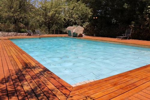 圣何塞德迈波La Petite France的一个带木制甲板的大型游泳池