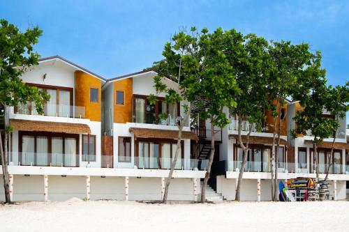 沙美岛Diamond Beach Resort的海滩上一排公寓楼