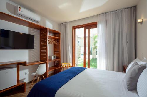 普雷亚Aiolos Hotel & Discoveries的一间酒店客房,配有一张床和一台电视