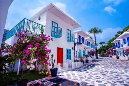 黎明之村Greek Bay的小镇上一条有白色房屋和鲜花的街道