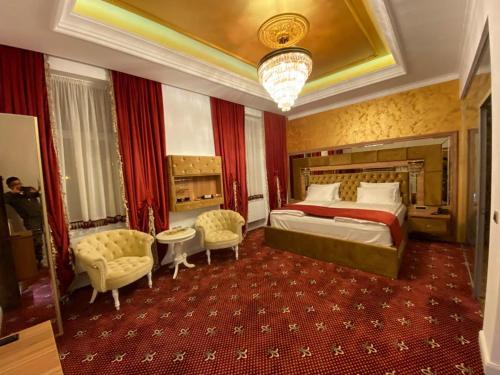 弗格拉什Vila Imperial One Luxury Boutique Hotel的酒店客房,配有一张床和吊灯