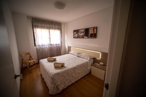 阿利坎特Orillas del Castillo的一间小卧室,配有床和窗户