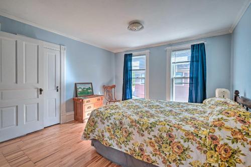史蒂文斯波因特Victorian Apartment Less Than 1 Mi to Wisconsin River的一间卧室配有一张床、一个梳妆台和一扇窗户。