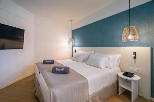 卡勒达德福斯特Barceló Fuerteventura Royal Level的卧室配有一张白色的大床和一张桌子