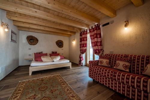 格雷索拉特里尼泰Bed & Breakfast Alchemilla的客厅配有沙发和1张床