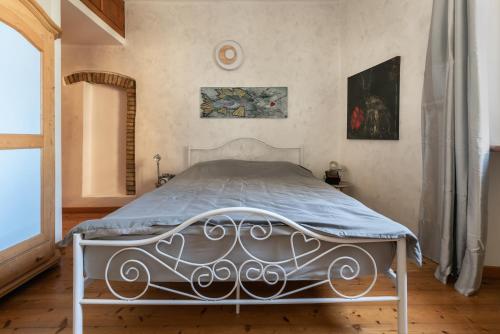 戈里齐亚Rooms Relais Art Borgocastello3的卧室配有白色床和蓝色棉被