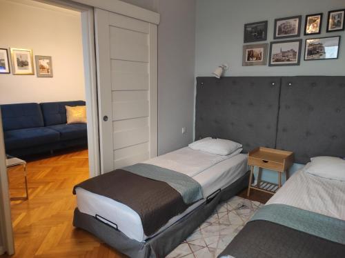 华沙OperaApart的一间带两张床和一张沙发的卧室