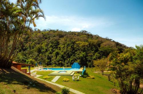 米格尔-佩雷拉ECO RESORT FASCINAÇÃO的后院设有游泳池和山脉