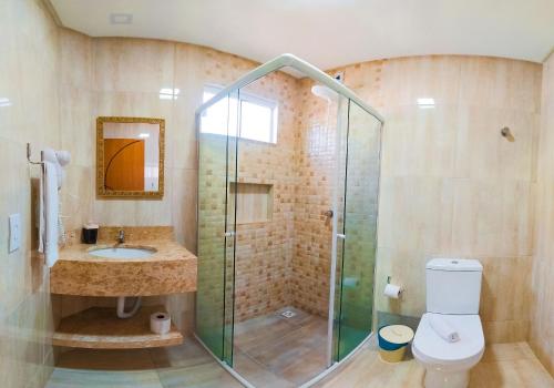 佩尼亚Pousada Mar de Luna的一间带玻璃淋浴和卫生间的浴室