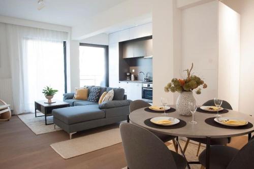 雅典Glyfada Downtown的客厅配有桌子和沙发