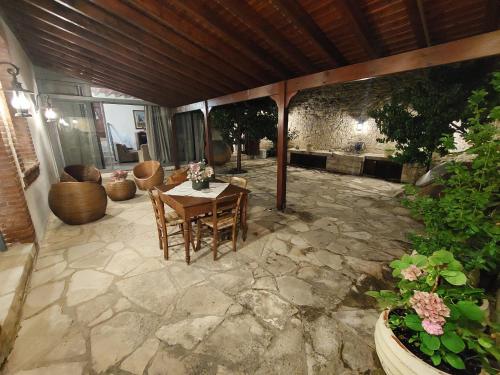 KoilaniEvanthia's Stone House的石头庭院内带桌椅的庭院