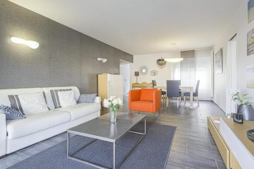 比亚里茨Nice flat with terrace and parking - Biarritz - Welkeys的客厅配有白色的沙发和桌子