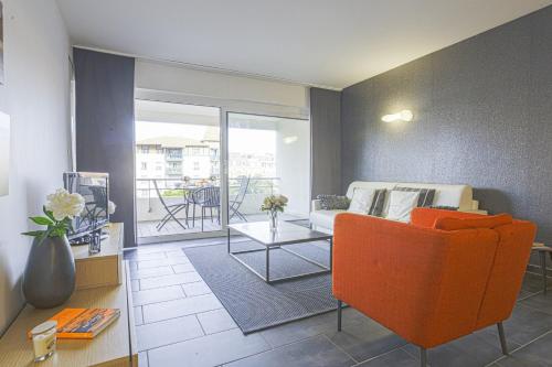 比亚里茨Nice flat with terrace and parking - Biarritz - Welkeys的客厅配有沙发和桌子