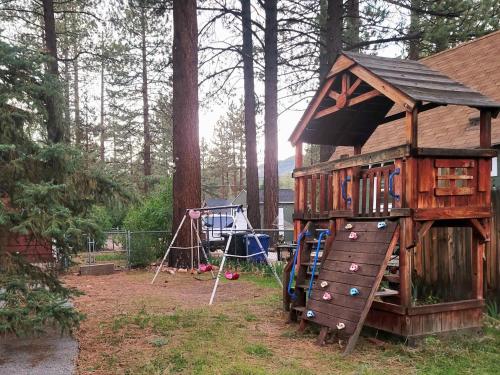 大贝尔城Green Cabin in Big Bear Lake 3 bdr Pets Friendly的林地中树屋的游乐场