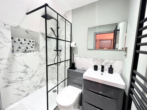 克罗默Olívia Rojo的白色的浴室设有水槽和淋浴。