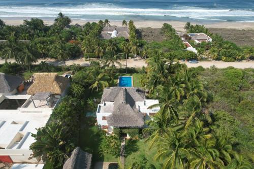 埃斯孔迪多港Casa Maya private villa on the beach的享有房子和海滩的空中景致