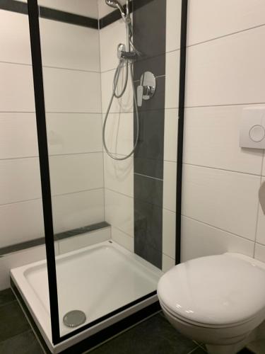 陶普利茨Ferienwohnung Chrisi im Kulmhof的带淋浴和卫生间的浴室
