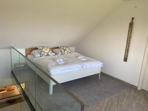 梅肯博伊伦STERK Apartments - idyllisch - modern - stilvoll的卧室位于客房的角落,配有一张床