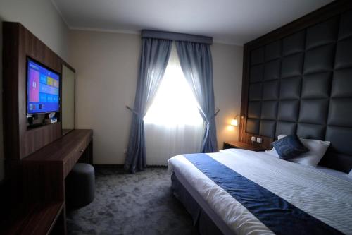 阿卜杜勒国王经济城للعائلات Suite Home at KAEC شقة بأثاث فندقي مدينة الملك عبدالله الإقتصادية的一间卧室设有一张床和一个大窗户
