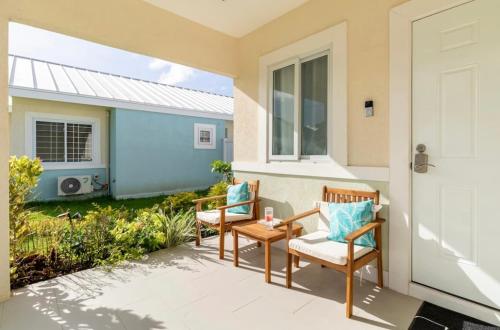 PointNatty’s Cozy Beach house in Hanover Jamaica的庭院配有两把椅子和一张桌子