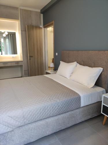 纳夫普利翁Comfy Apartment的卧室配有带白色枕头的大床