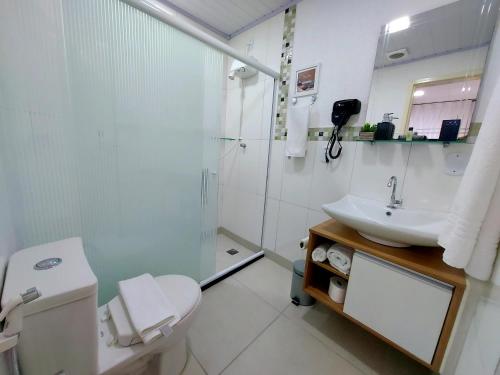 卡舒埃拉斯迪马卡库Hotel Netto的一间带水槽、卫生间和淋浴的浴室